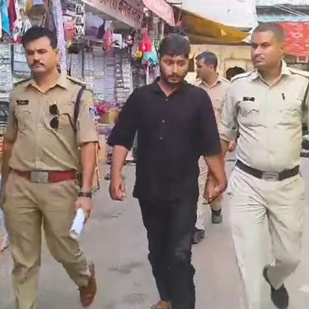 रतलाम में राह चलते छेड़ा, कमेंट्स किए:युवती ने युवकों का वीडियो बनाया; पुलिस ने हुलिए से तलाशकर आरोपी का निकाला जुलूस
