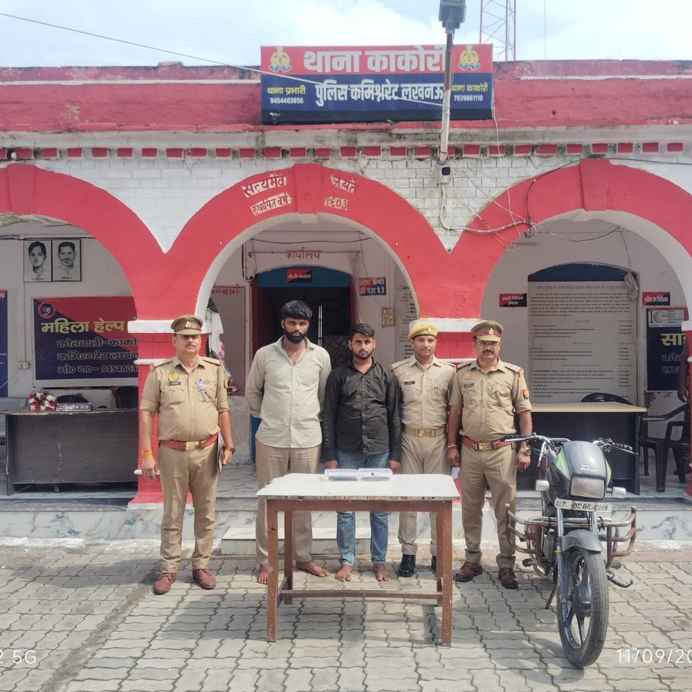 क्राइम ब्रांच अधिकारी बन छात्र-छात्रा को लूटा, दो गिरफ्तार:मोबाइल छीनकर 14 हजार ट्रांसफर कराए थे, लूट में इस्तेमाल बाइक बरामद