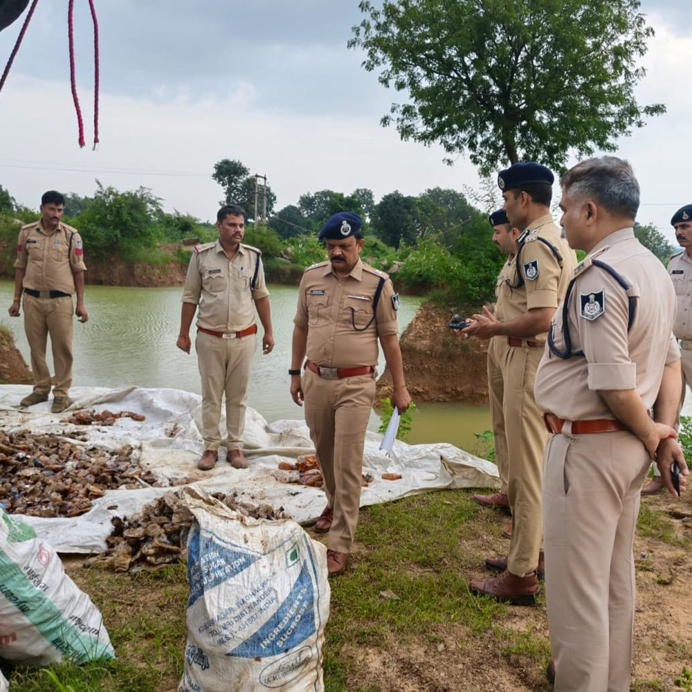 सागर में जहरीली शराब मामले में 26 पेटी शराब जब्त:आरोपी चंदू की निशानदेही पर खुदाई में मिली; 1128 जले क्वार्टर, ट्रैक्टर-ट्रॉली और पोकलेन भी जब्त