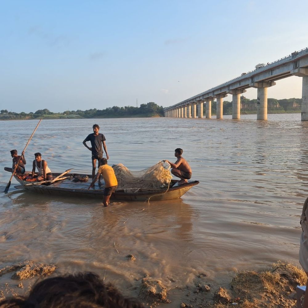 फतेहपुर में यमुना में डूबे दो सगे भाई:मूर्ति विसर्जन के बाद नहाते समय गहरे पानी में गए; गोताखोरों से तलाश जारी
