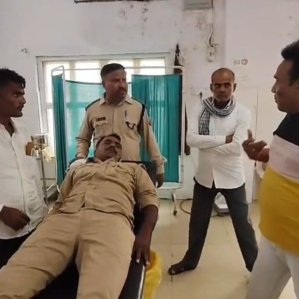 इटावा में बकरी सामने आने से होमगार्ड बाइक से गिरा:गंभीर रूप से घायल होकर अस्पताल में भर्ती, ड्यूटी पर जा रहा था