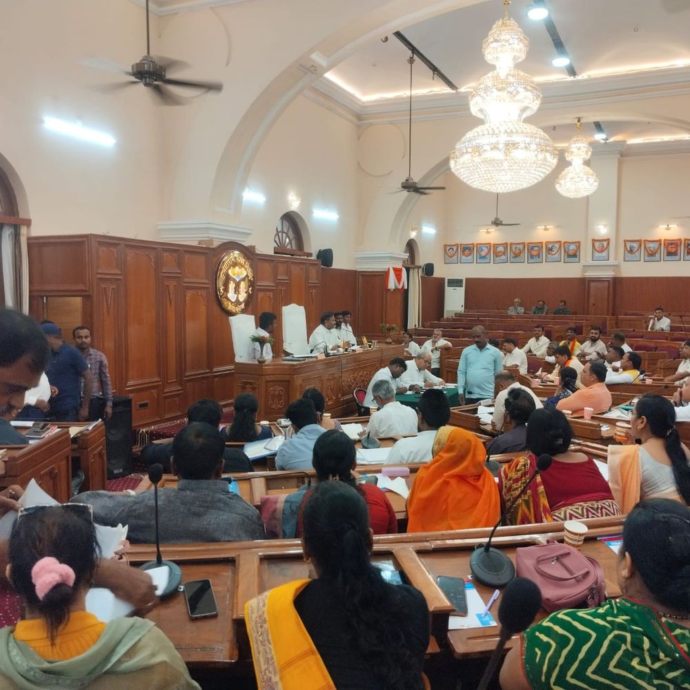 प्रयागराज नगर निगम सदन में पार्षदों का हंगामा:दधिकांधो मेले की तैयारी, बदहाल सड़कें; जलभराव और खराब लाइटें बनीं मुद्दा