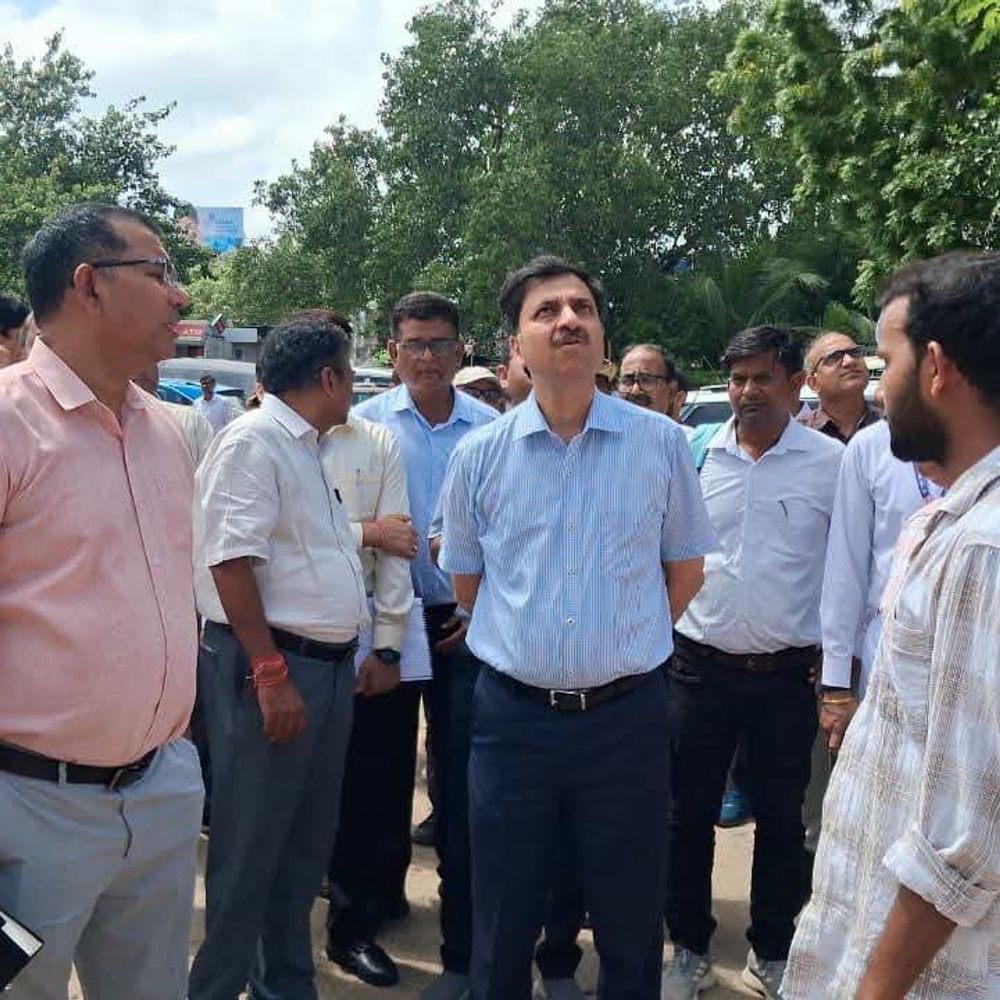 जहानाबाद स्टेशन पर डेवलपमेंट वर्क स्लो, GM नाराज:यात्रियों की सुविधाओं और सुरक्षा का जायजा लिया, काम में तेजी लाने के निर्देश