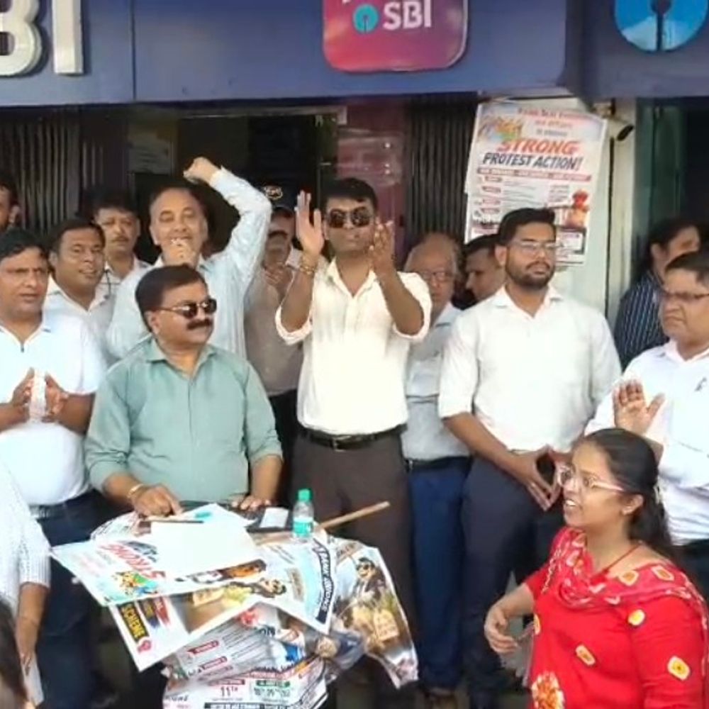 सहारनपुर समेत देशभर में बैंक कर्मचारियों की हड़ताल:5 दिन बैंकिंग और पेड PLI की मांग, 8 लाख बैंकर्स के शामिल होने का दावा