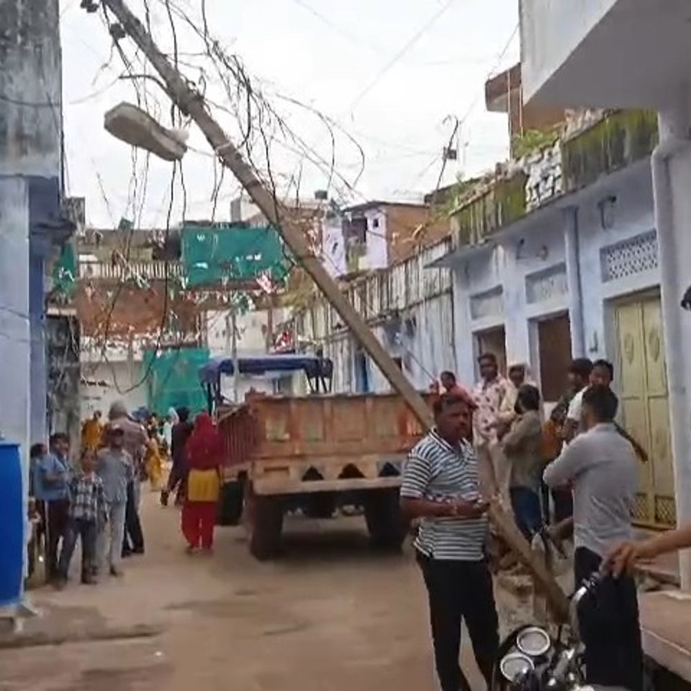 बेकाबू ट्रैक्टर-ट्रॉली बिजली के पोल से टकराई:शिवपुरी में तारों में चालू था करंट, पोल सड़क की तरफ झुका, टला बड़ा हादसा
