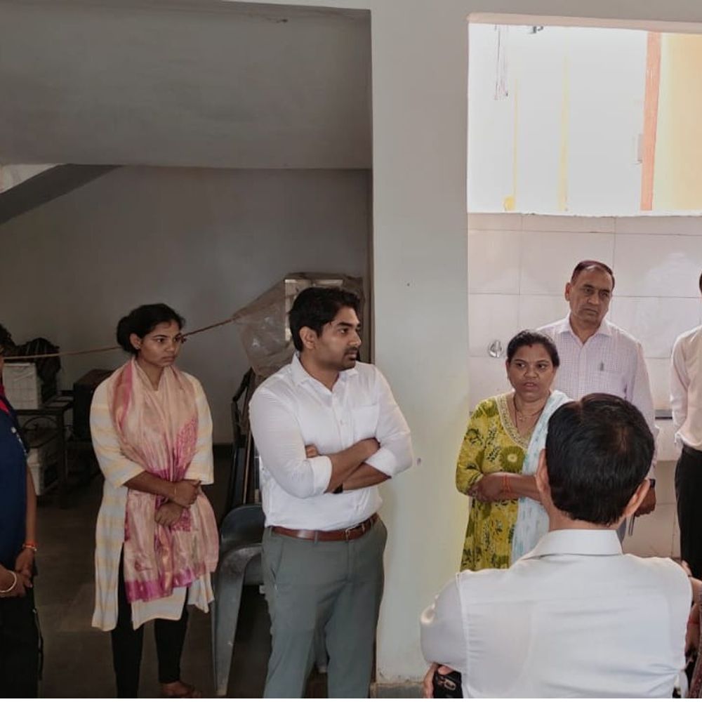 सिंगरौली के हॉस्टल में छात्राओं से धुलवाई जा रही थालियां:मेन्यू के अनुसार खाना नहीं मिलता, कमिश्नर के निरीक्षण में शिकायत