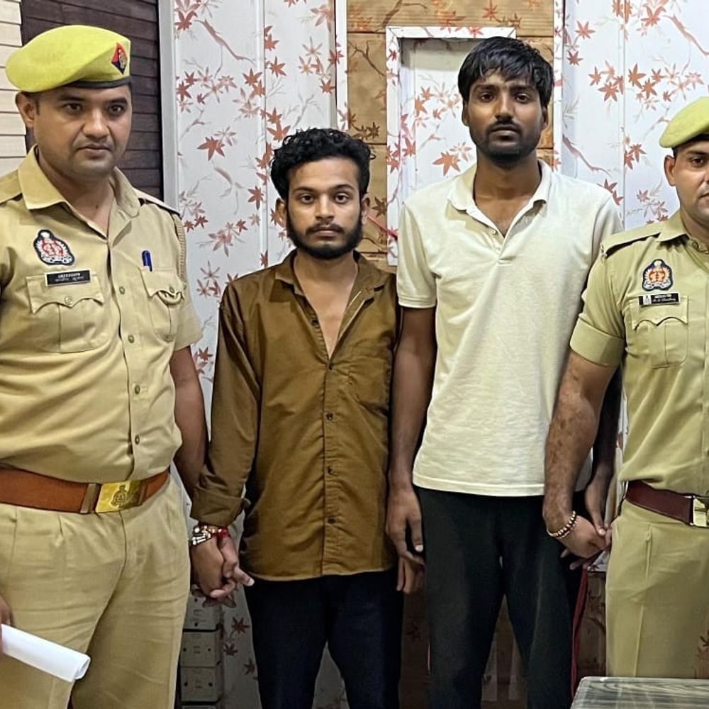 शराब पीने से रोकने पर फायरिंग का आरोप, दो गिरफ्तार:एटा में दुकान के सामने गाड़ी खड़ी कर शराब पीने से किया था मना, भेजा जेल