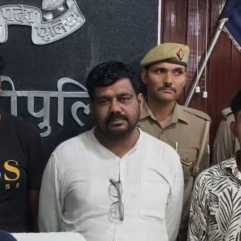 बैंक खाते खुलवाकर साइबर ठगी करने वाले 3 आरोपी गिरफ्तार:मैनपुरी में पैसों का लालच देकर खुलवाते थे खाते, ठगी की रकम ATM से निकालता था गैंग