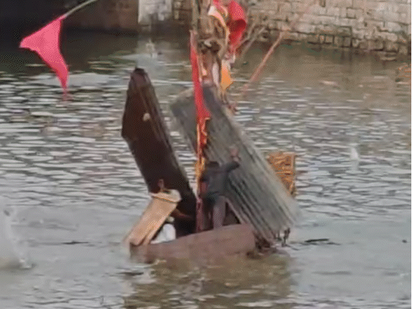 पांढुर्णा के युवक ने कुल्हाड़ी से झंडा काटा, VIDEO:गोटमार मेले में 1185 घायल, 7 नागपुर रेफर; कांग्रेस विधायक ने भी मारे पत्थर