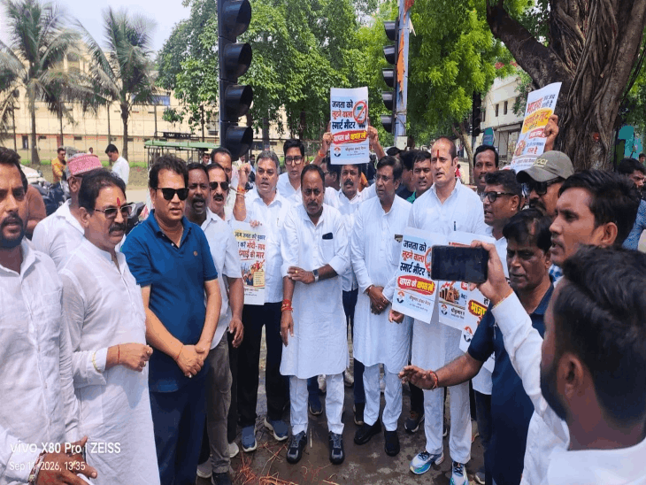 स्मार्ट-मीटर के विरोध में कांग्रेस ने फूंका सरकार का पुतला...VIDEO:कांग्रेस नेताओं ने ऊर्जा मंत्रालय के आदेश की प्रतियां जलाईं, पुलिस से झूमाझटकी;अध्यक्ष बोले बढ़ेगा बिजली बिल का बोझ