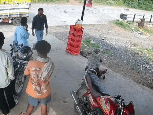 झाबुआ-पारा मार्ग पर बाइक ने महिला को रौंदा, VIDEO:इलाज के लिए बड़ौदा ले जाते समय रास्ते में मौत