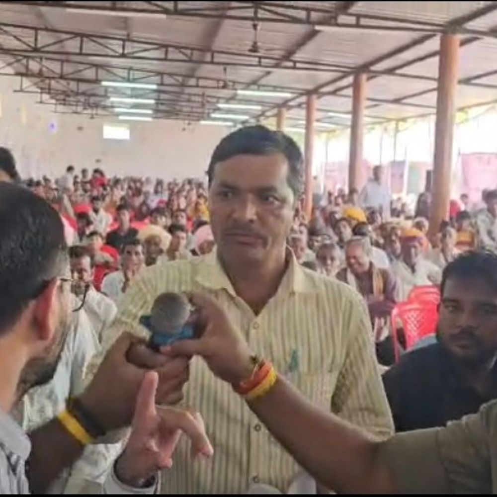शिकायत कर रहे ग्रामीण से माइक छीनने की कोशिश:कैंप में आंगनबाड़ी भवन, स्कूल में शौचालय नहीं होने की बात कह रहे थे