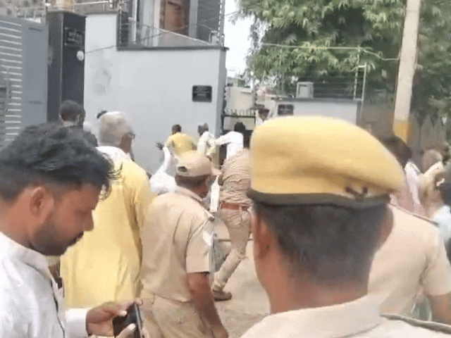 हंगामा कर रहे लोगों पर कुम्हेर SHO ने बरसाई लाठी:जबरन घरों में बंद किया; फर्जी वोटिंग का आरोप लगा रहे थे लोग