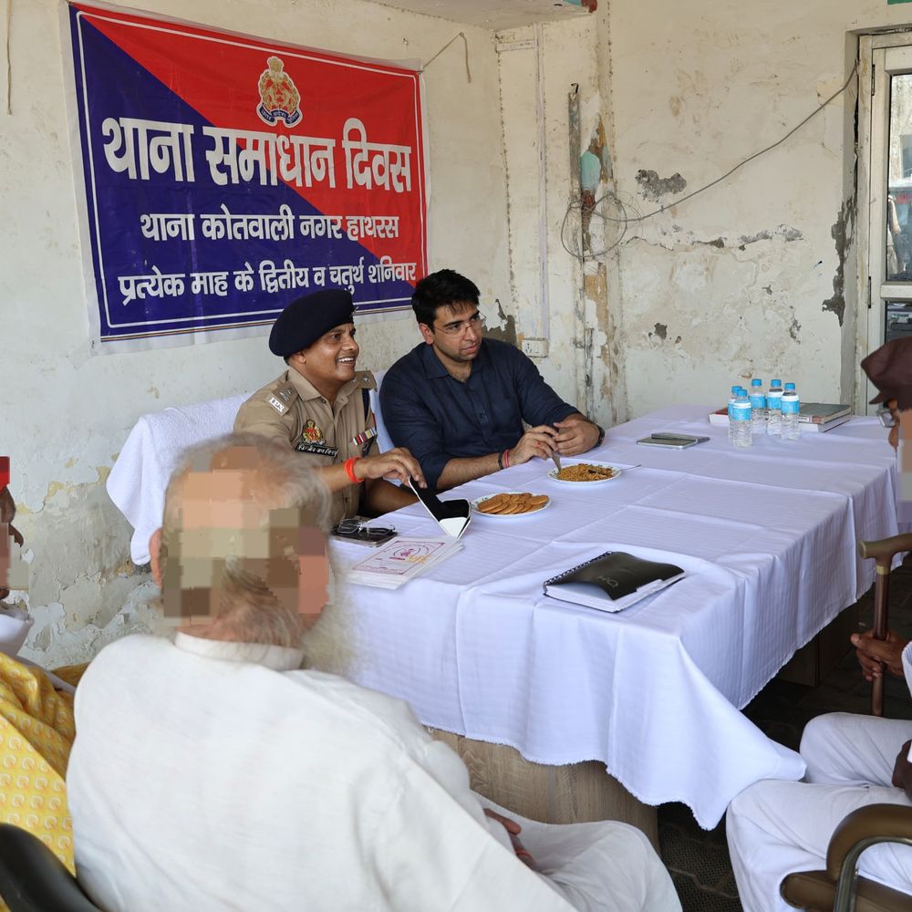 हाथरस सदर कोतवाली में समाधान दिवस:डीएम ने सुनीं शिकायतें, भूमि विवादों में संयुक्त जांच के निर्देश