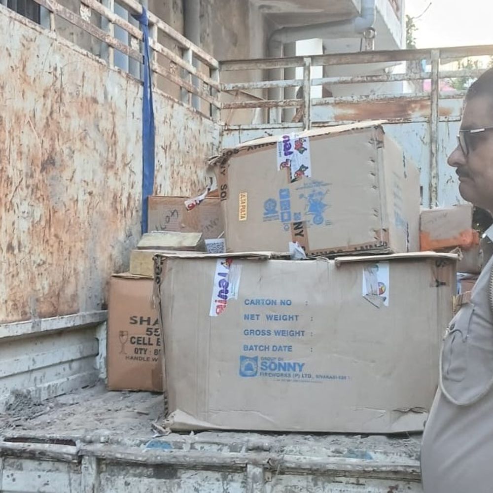 मेरठ में 450 क्विंटल बारूद जब्त:मालिक लाइसेंस नहीं दिखा सका; शहर के बीचो-बीच मिला