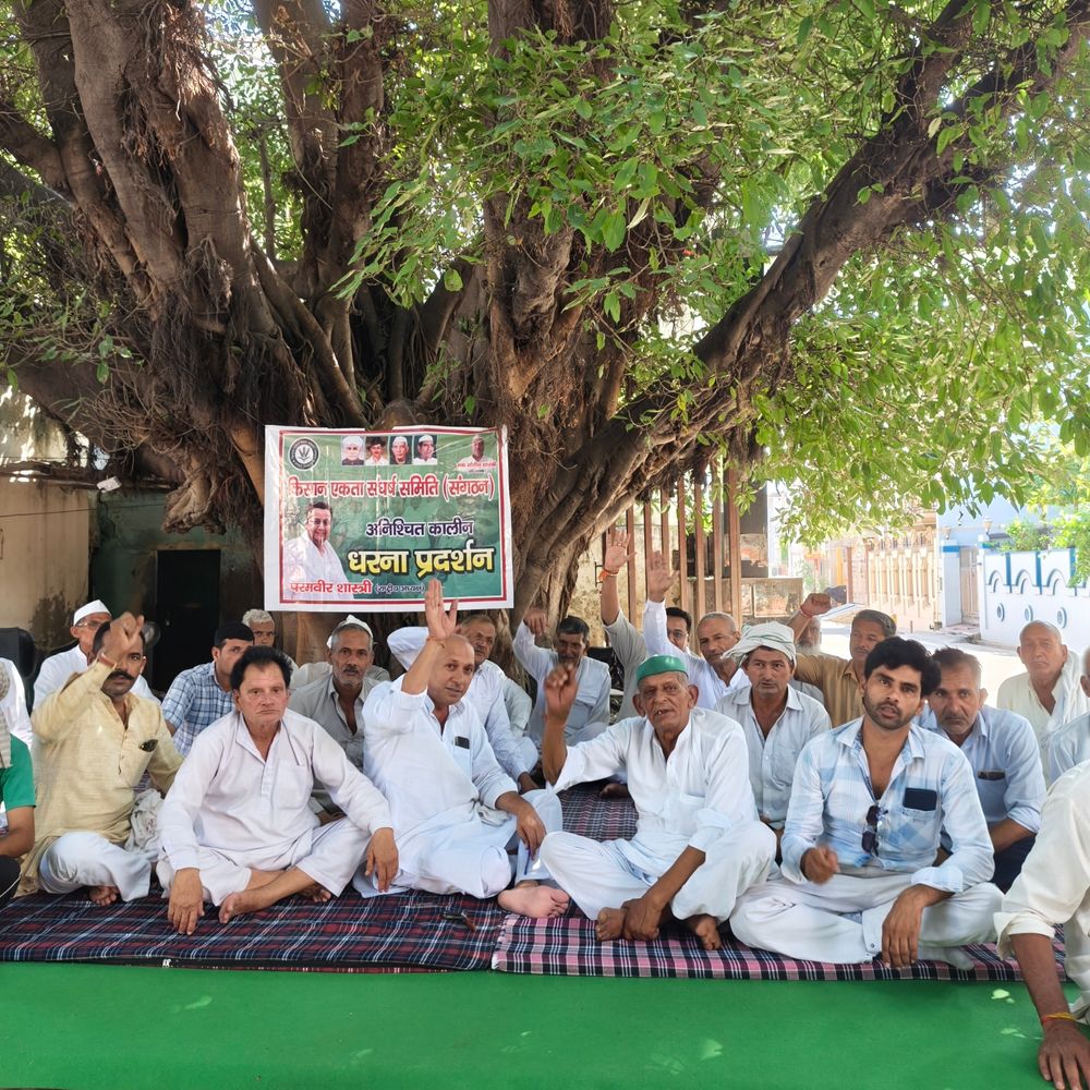 शामली में गन्ना किसानों का धरना जारी:डीसीओ ने एक दिन का समय मांगा, किसानों ने कहा- लिखित जवाब मिलने तक नहीं हटेंगे