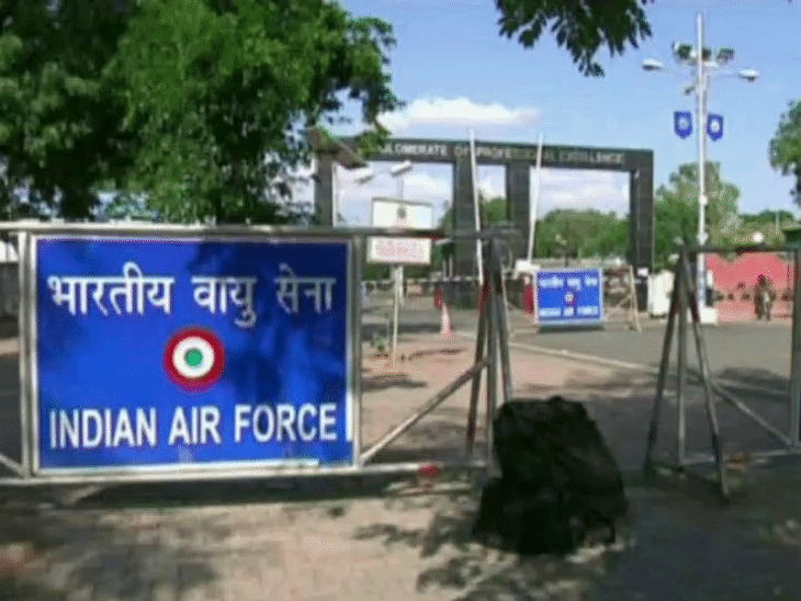 ग्वालियर एयरफोर्स स्टेशन परिसर में चोरी:कचरा गाड़ी में छिपाकर ले गए एयरक्राफ्ट में यूज होने वाला एवियोनिक्स स्क्रैप