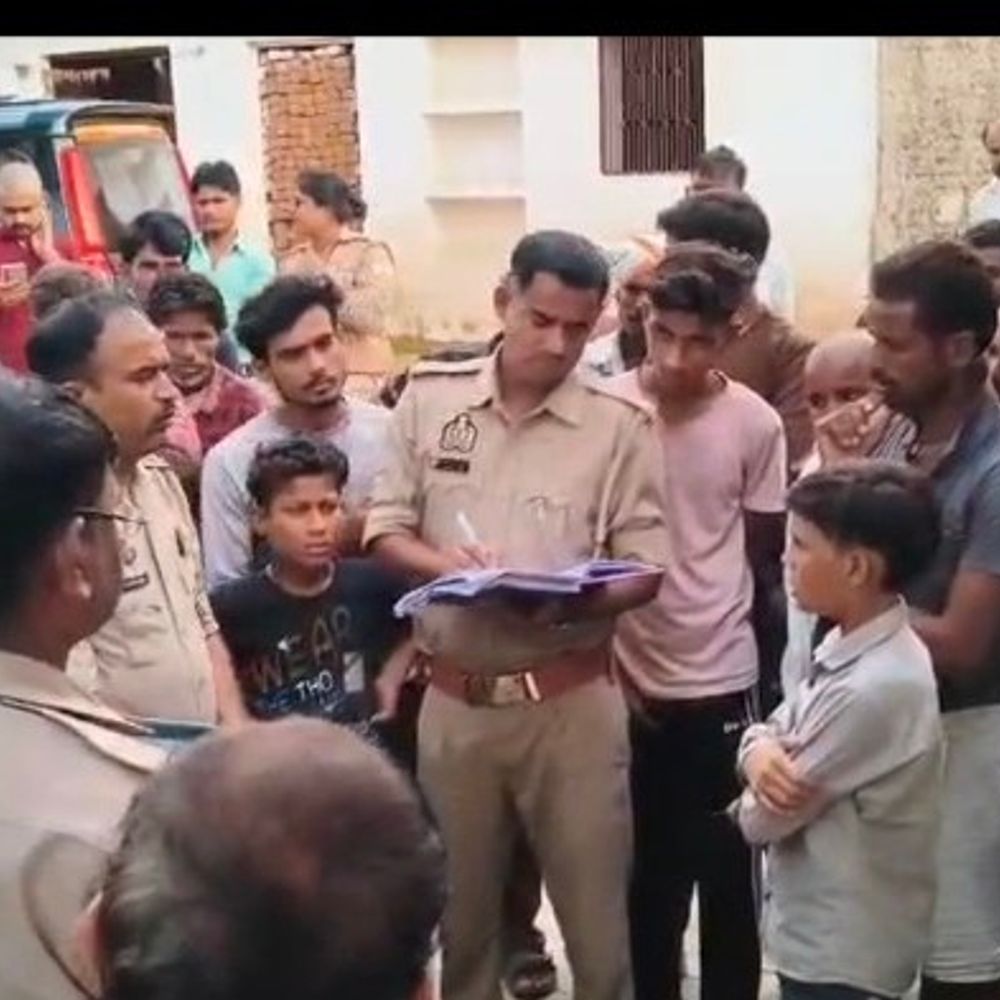 होमगार्ड के घर पर फायरिंग, कार सवार बदमाश फरार:ललितपुर में घर में ताला लगा था, दरवाजे और दीवार पर चलाईं गोलियां; मौके से खोखे-छर्रे मिले