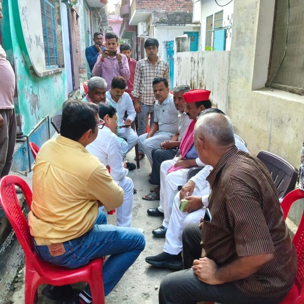 औरैया में पवन के घर पहुंचे सपा प्रदेश अध्यक्ष:दिल्ली हॉस्टल हादसे में हुई थी मौत; परिजनों को ढांढस बंधाया, मदद का भरोसा दिया
