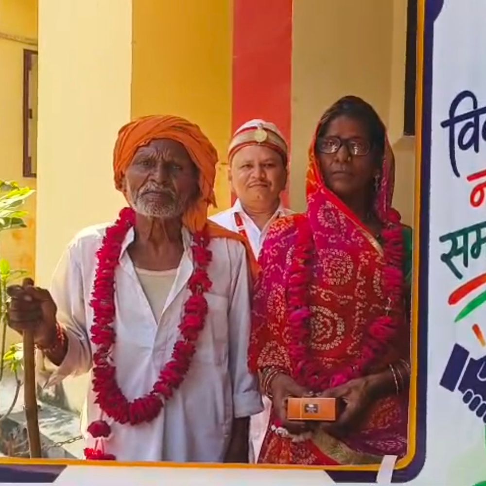 बाराबंकी में बुजुर्ग पति-पत्नी ने खत्म किया मुकदमा:लोक अदालत में फिर पहनाई जयमाला, जमीन का समझौता होने के बाद साथ रहने का लिया फैसला
