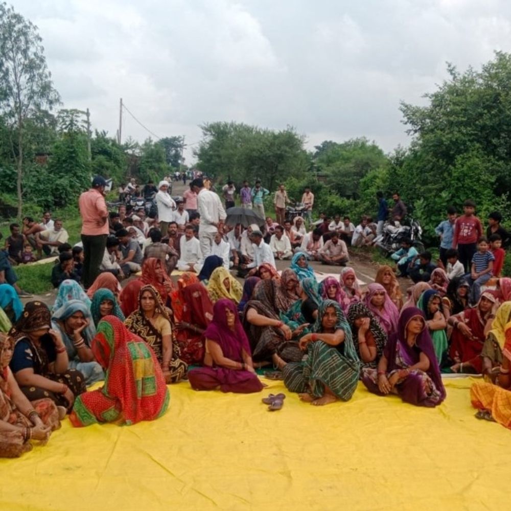 रायसेन में शराब दुकान हटाने की मांग को लेकर प्रदर्शन:महिलाओं ने 2 घंटे तक सुल्तानगंज-बिलहरा मार्ग पर धरना दिया, आश्वासन पर खत्म हुआ प्रदर्शन