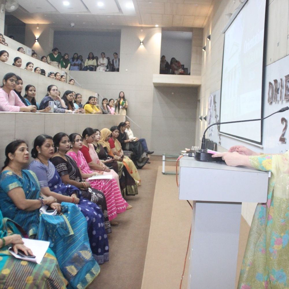 इरम गर्ल्स कॉलेज में छात्राओं को अनुशासन का महत्व समझाया:ख्वाजा फैजी यूनुस ने कहा- शिक्षा में मेहनत से ही सफलता मिलेगी