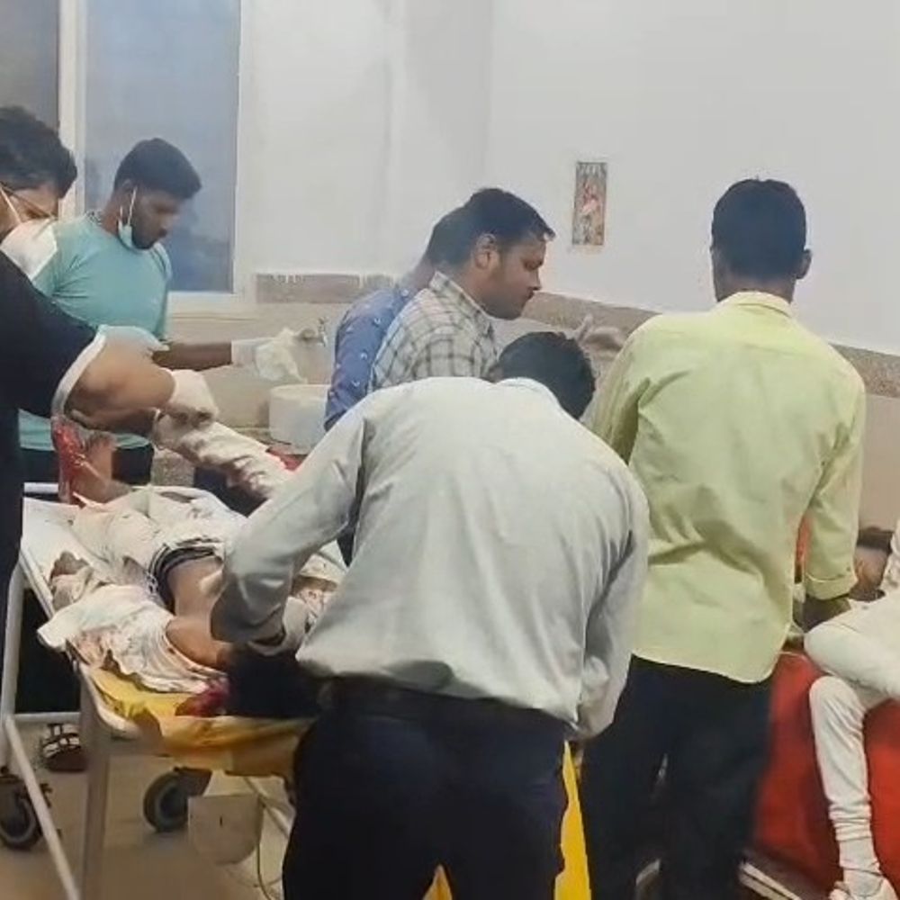 मंडला में स्कूली बच्चों से भरा ऑटो पलटा:15 बच्चे घायल, 4 गंभीर हालत में जिला अस्पताल रेफर