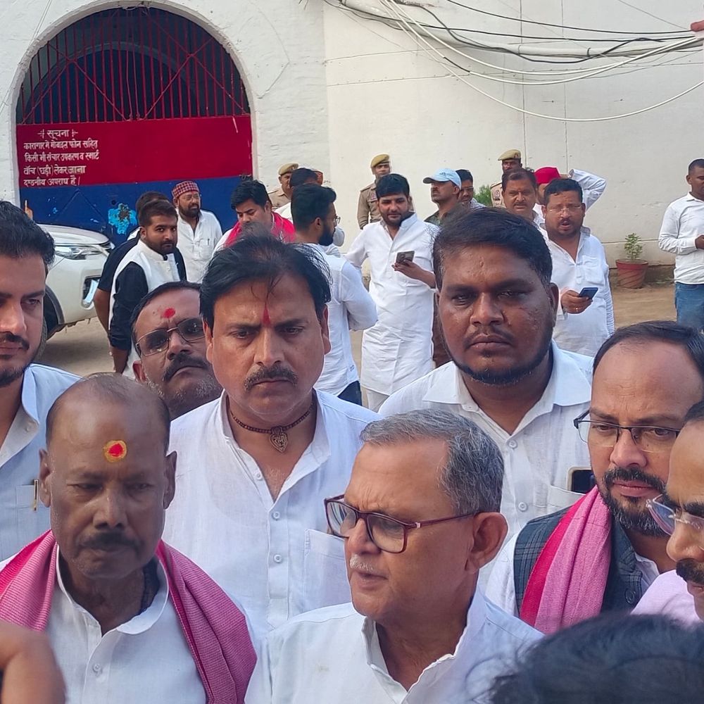 जेल में बंद सपा नेता अवनीश से मिले सपा सांसद:सनातन पांडेय बोले- गिरफ्तारी राजनीति से प्रेरित, BJP विधायक के इशारे पर कार्रवाई का आरोप