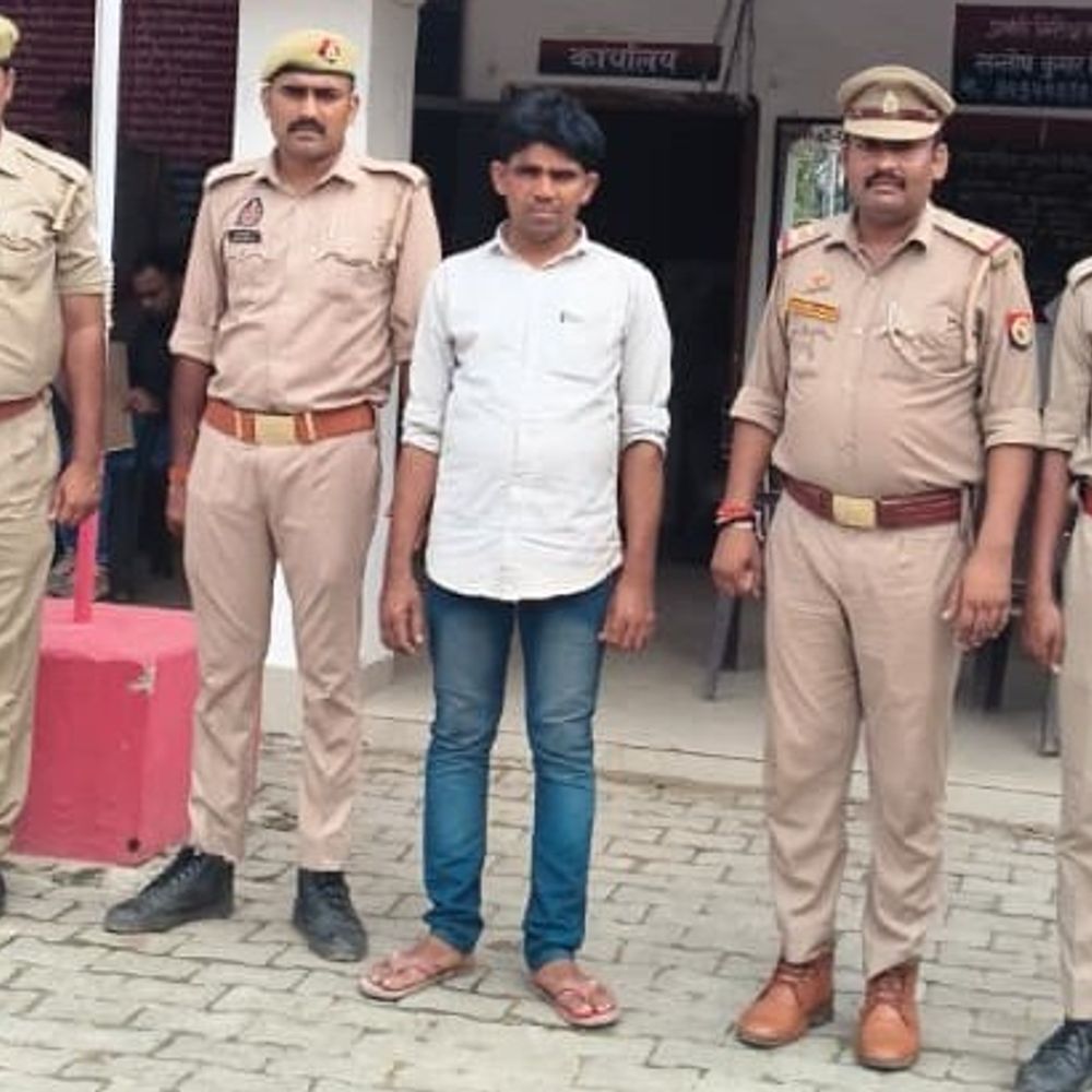 महिला के खाते से 1.32 लाख निकालने वाला गिरफ्तार:₹15 हजार का था इनाम, आधार की जानकारी लेकर लगवाया अंगूठा, तीन बार में निकाले रुपए