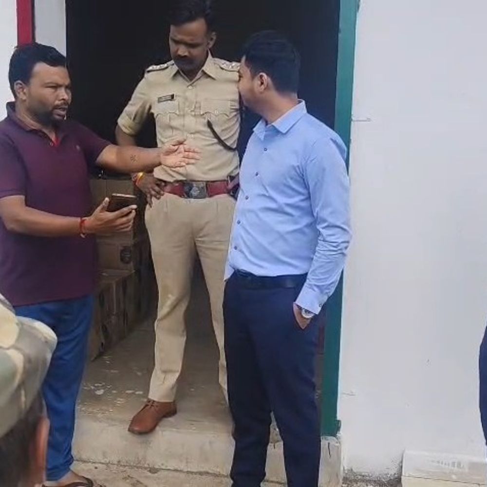 शराब दुकान में मिलीं कई कमियां:राजस्व, आबकारी और पुलिस की संयुक्त टीम ने किया औचक निरीक्षण, 5 पर केस दर्ज