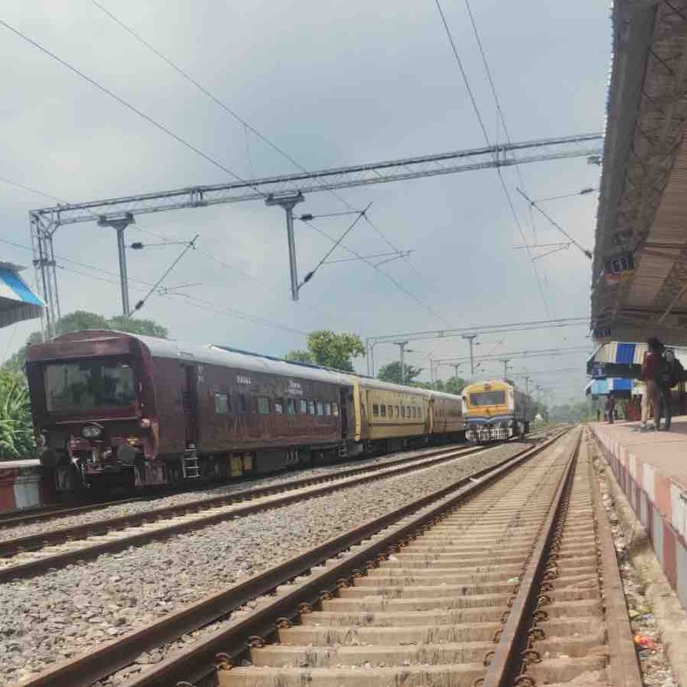 पिपरा स्टेशन के पास OHE में तकनीकी खराबी:मुजफ्फरपुर-नरकटियागंज रेल सेक्शन पर डेढ़ घंटे ठप रहा परिचालन