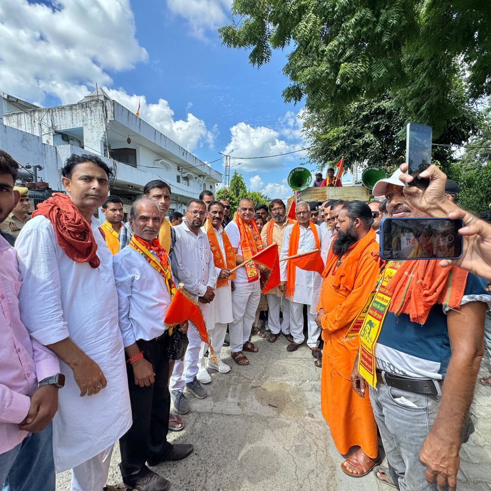 रामपुर में महंत अवैधनाथ महाराज की स्मृति में निकली शोभायात्रा:विधायक आकाश सक्सेना ने कहा- संत ने हिंदू समाज को जागृत और संगठित करने का काम किया