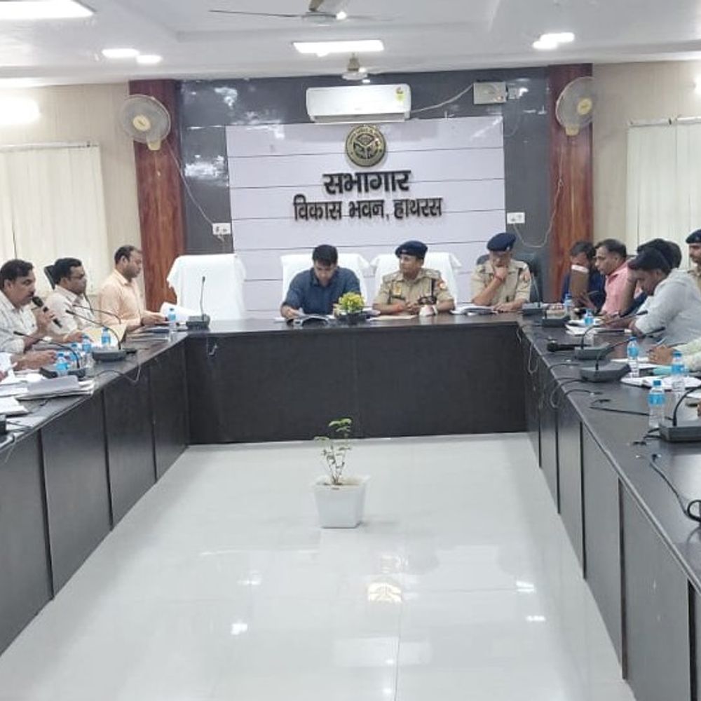 हाथरस में दाऊजी मेला तैयारियों की समीक्षा:120 सीसीटीवी और वॉच टावर से निगरानी, डीएम ने दिए व्यवस्था सुधार के निर्देश