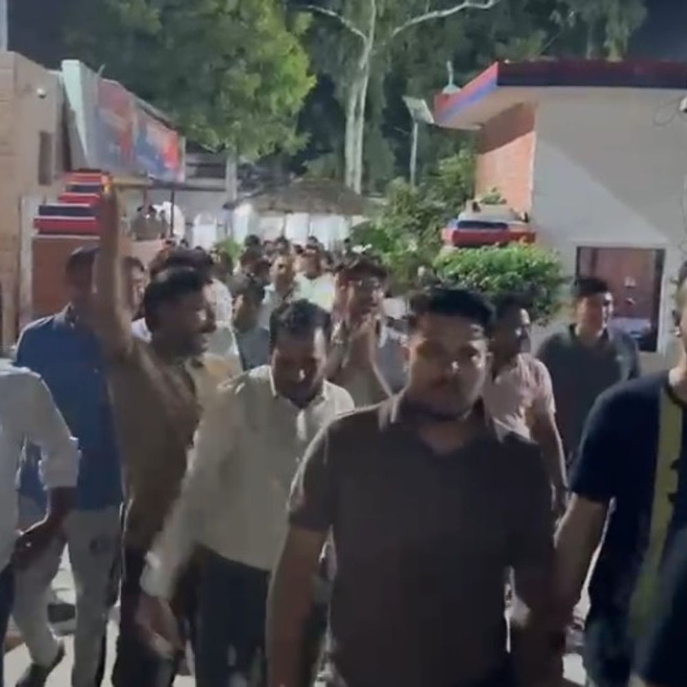 अधिवक्ता से अभद्रता के आरोप पर हापुड़ में हंगामा:कोतवाली पहुंचे वकील, ब्रजघाट टोल पर चेकिंग के दौरान विवाद; आंदोलन की चेतावनी