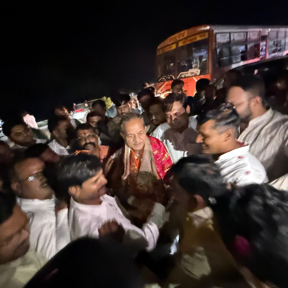 रामपुर पहुंचे भाजपा क्षेत्रीय अध्यक्ष नवाब सिंह नागर:कार्यकर्ताओं ने ढोल-नगाड़ों और फूलों की बारिश कर किया स्वागत