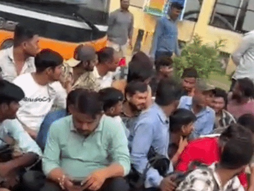 मेरठ के इलेक्ट्रानिक बस परिचालकों की हडलात जारी:दूसरे दिन भी वेतन न मिलने के कारण नहीं चली 45 बसें, यात्री परेशान