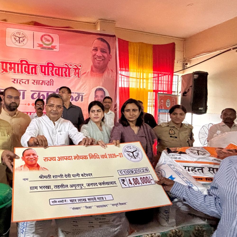 बाढ़ में डूबे युवक की मौत पर 4 लाख मुआवजा:अमृतपुर में प्रभारी मंत्री ने सौंपा चेक, 100 बाढ़ पीड़ितों को बांटी राहत किट