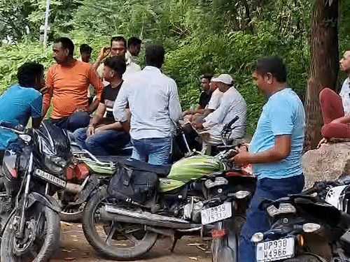 झांसी में 14 साल की लड़की फंदे पर लटकी मिली:माता-पिता रिश्तेदारी में गए थे, स्कूल जाने के लिए नहाया, फिर सुसाइड किया