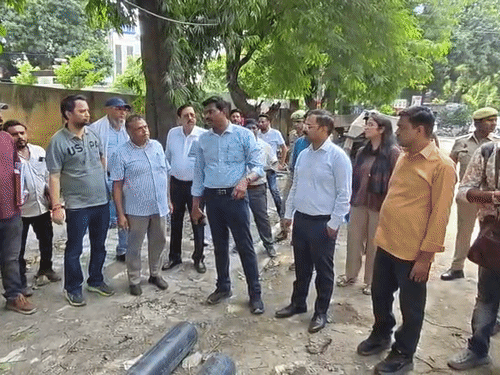 कानपुर मंडलायुक्त ने फिर से सड़कों का निरीक्षण किया:बोले- तय समय पर काम पूरा नहीं हुआ तो होगा एक्शन, एक फर्म को ब्लैकलिस्टेड किया