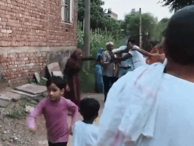 घर के बाहर सफाई कर रही महिला को पीटा, Video:पति बोला- पड़ोसी ने सिर पर लाठी मारी, हालत गंभीर; रास्ते के विवाद में हमला