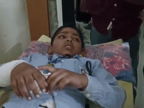 स्कूली बच्चों से भरी ई-रिक्शा को बाइक ने टक्कर मारी:मुरादाबाद में ई-रिक्शा पलटने से 8 बच्चे घायल, 4 को गंभीर चोटें आईं