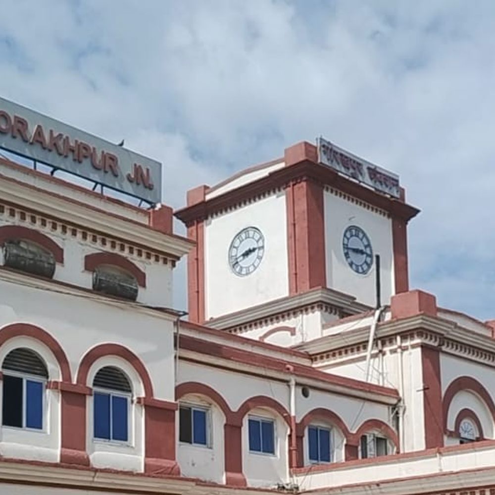 गोरखपुर रेलवे स्टेशन पर 18 लाख कैश बरामद:दस्तावेज न दिखाने पर युवक पकड़ाया; बैग में नोट छिपाकर बिहार जा रहा था