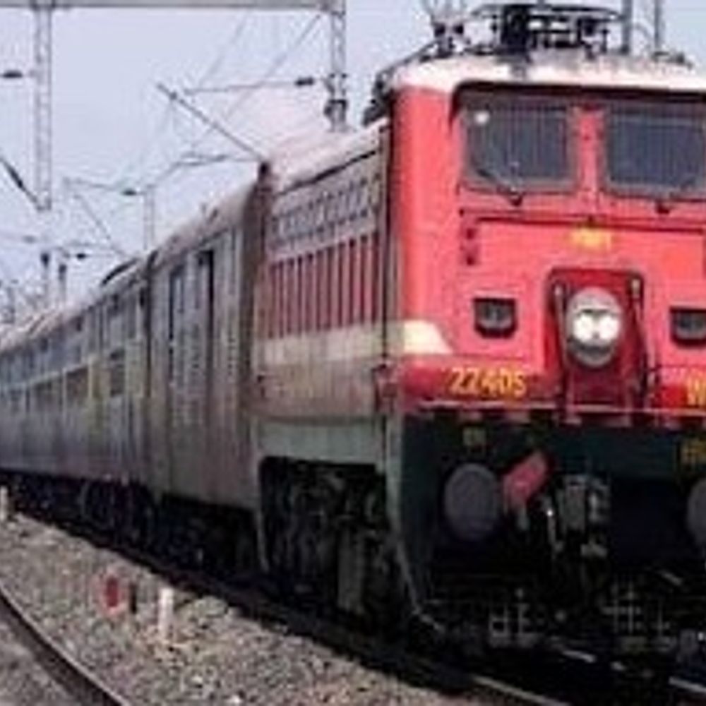 यात्रियों की मुश्किलें दूर, कई रूटों पर स्पेशल ट्रेनें:प्रयागराज से उधना-साबरमती-वलसाड-दादर, इंदौर और वेरावल को विशेष गाड़ी