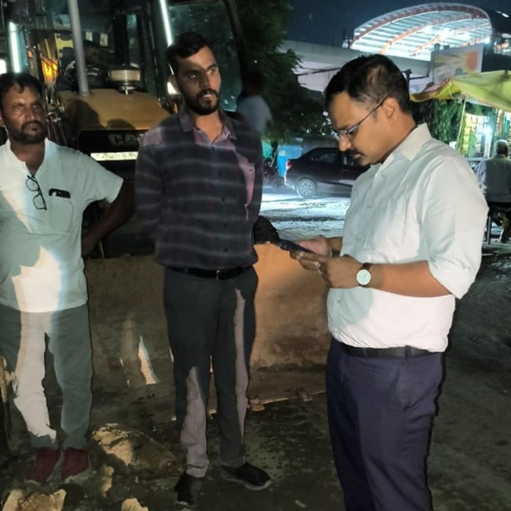 सीएम ग्रिड रोड में अंडरग्राउंड डक्ट का काम अधूरा मिला:नगर आयुक्त ने बगिया रोड पहुंचे, बोले महीने के अंत तक पूरा करें काम