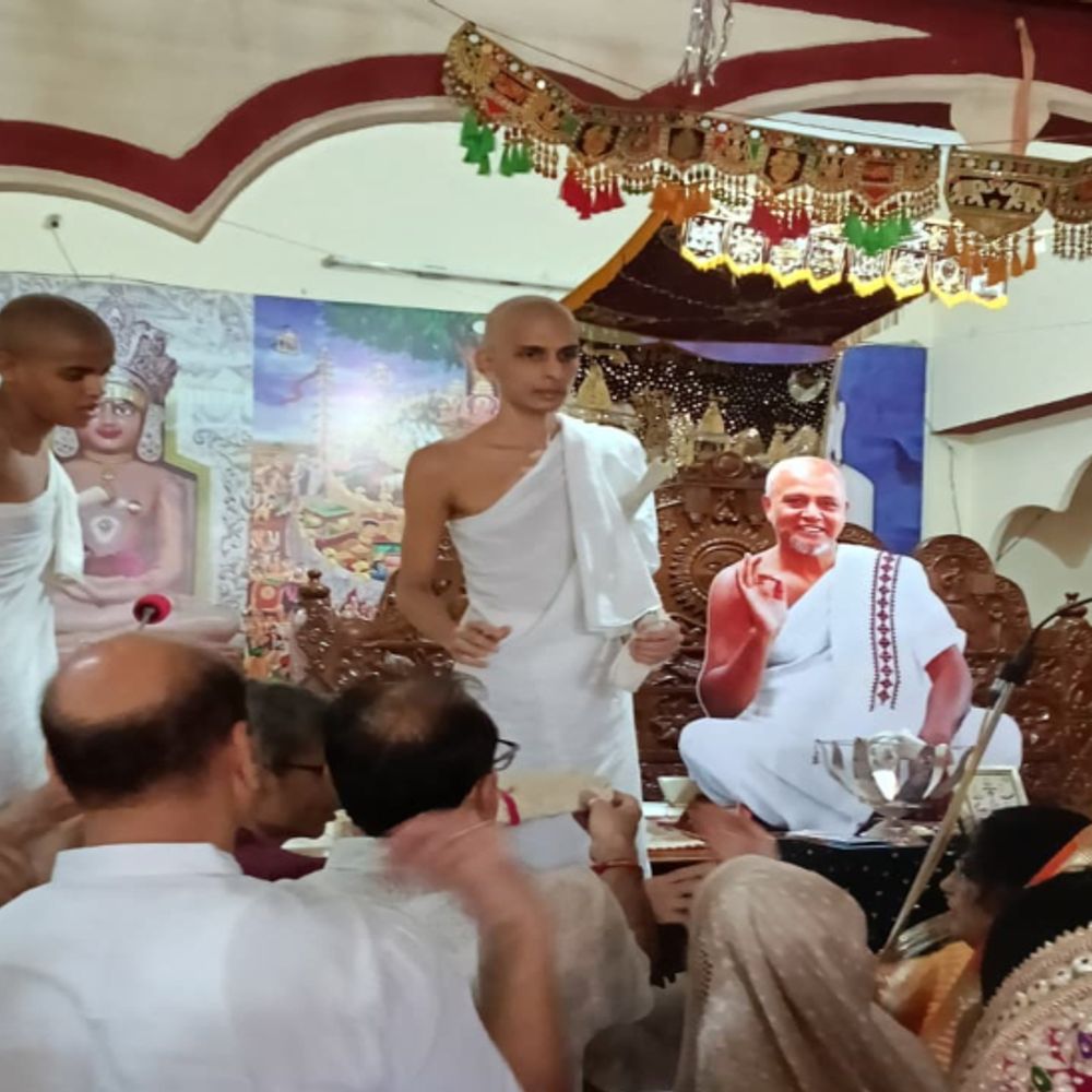 रायपुर में महावीर जन्मोत्सव....पालना झुलाकर मनाई गई खुशी:भक्ति में डूबा ज्ञानवल्लभ उपाश्रय, माता त्रिशला के 14 सपनों के प्रतीकों के कराए दर्शन