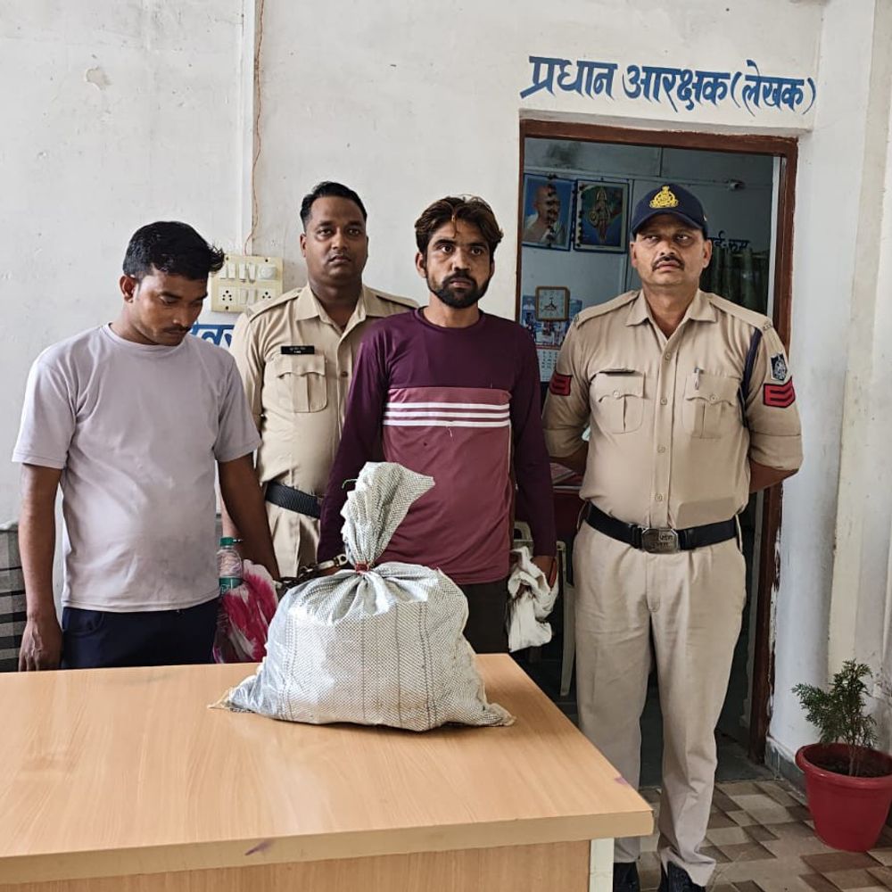 मैहर में नशीली कफ सिरप के साथ दो युवक गिरफ्तार:घर से बेच रहे थे कोरेक्स, फरार खरीददार का पुलिस को बताया नाम