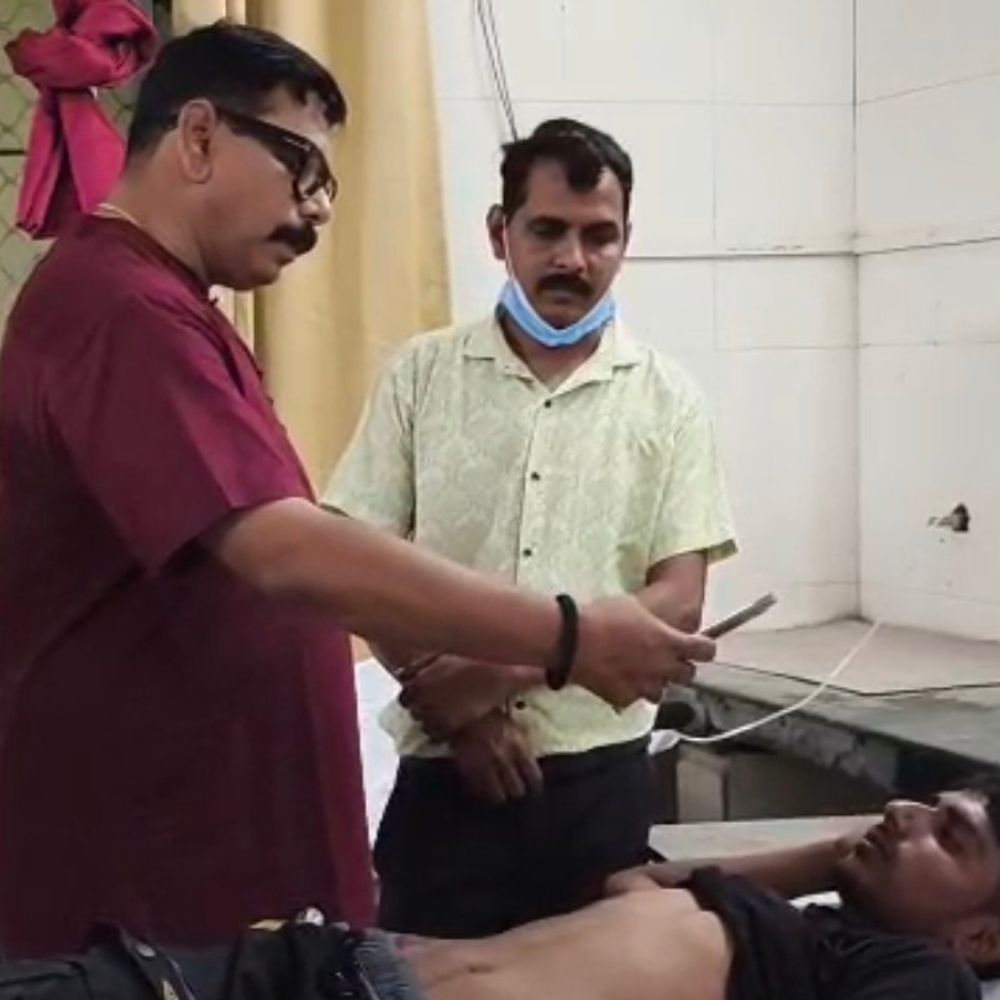 बाइक टच होने पर युवकों ने तमंचे से फायर किया:कौशांबी में युवक को गोली लगी, जिला अस्पताल में भर्ती; 6 पर आरोप