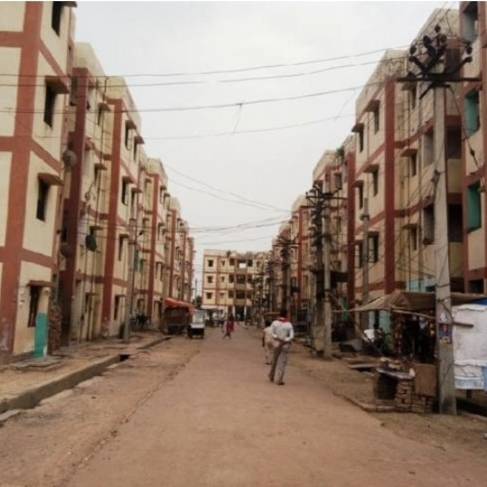 मथुरा में कांशीराम आवासीय कॉलोनी पर चलेगा बुलडोजर:जर्जर हो चुके फ्लैट को नगर निगम करेगा ध्वस्त,18 साल पहले बना था