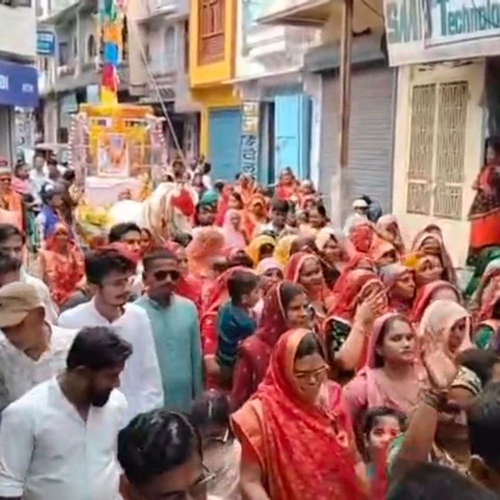 डूंगरपुर में यादव समाज ने मनाई बाबा रामदेव जयंती:शहर में भव्य शोभायात्रा निकाली, मंदिर में विधि-विधान के साथ किया ध्वजारोहण