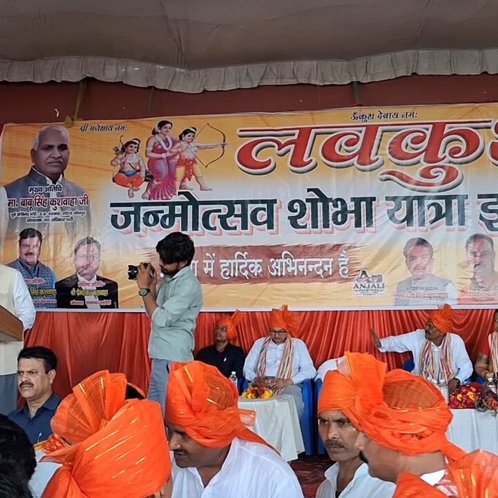 2027 में अखिलेश की सरकार बनेगी- बाबू सिंह कुशवाहा:कुशवाहा, शाक्य और मौर्य समाज के लोगों की भागीदारी, विंटेज कार में सवार होकर शोभायात्रा में हुए शामिल